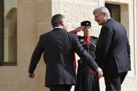 Jordan's King Abdullah (L) welcomes Canada's Prime Minister Stephen Harper at the Royal Palace in Amman January 23, 2014. REUTERS/Muhammad Hamed (JORDAN - Tags: POLITICS ROYALS)