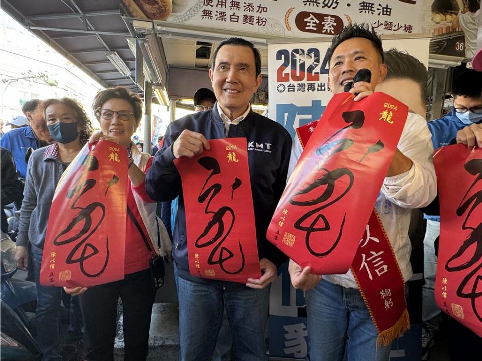 前總統馬英九(中)今天到台南東區崇義黃昏市場陪同陳以信拜票。(曹婷婷攝)