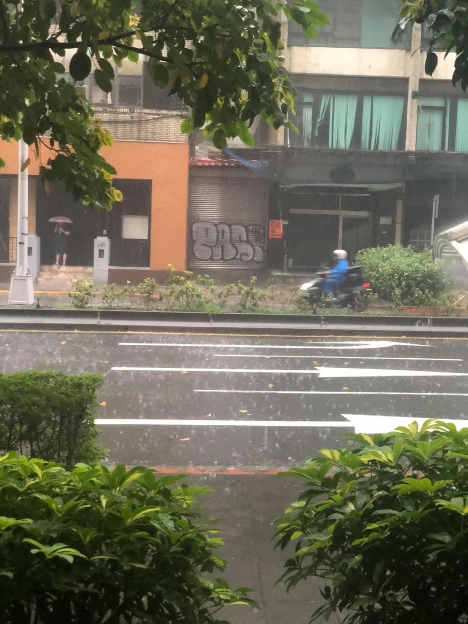 中央氣象局針對5縣市發布大雨特報。   圖：楊瑾錚/攝