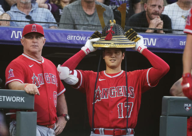 Mike Trout gives hitting advice to young son of Angels GM