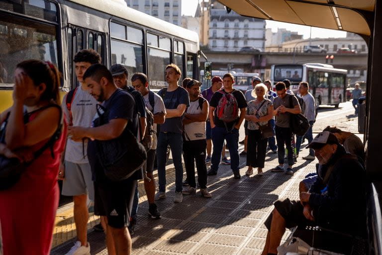 Largas colas para tomar un colectivo y andenes vacíos en Constitución