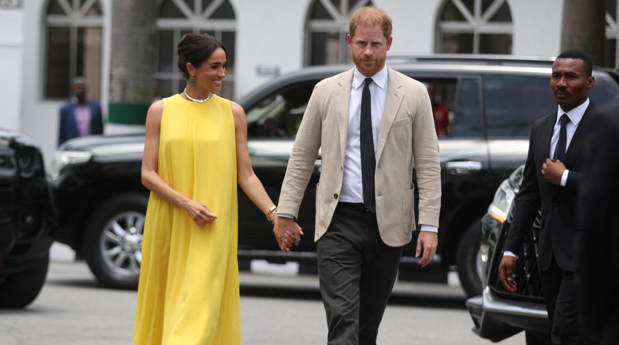  Meghan (L), Duchess of Sussex, and Britain's Prince Harry (R), Duke of Sussex arrive at the State Governor House in Lagos on May 12, 2024 as they visit Nigeria as part of celebrations of Invictus Games anniversary. 