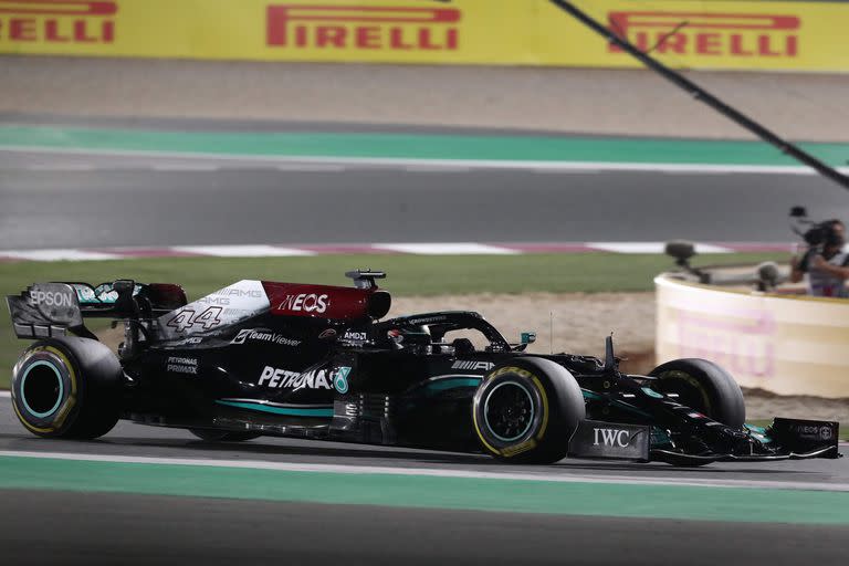 El piloto británico de Mercedes, Lewis Hamilton, dominando el Gran Premio de Fórmula Uno de Qatar.