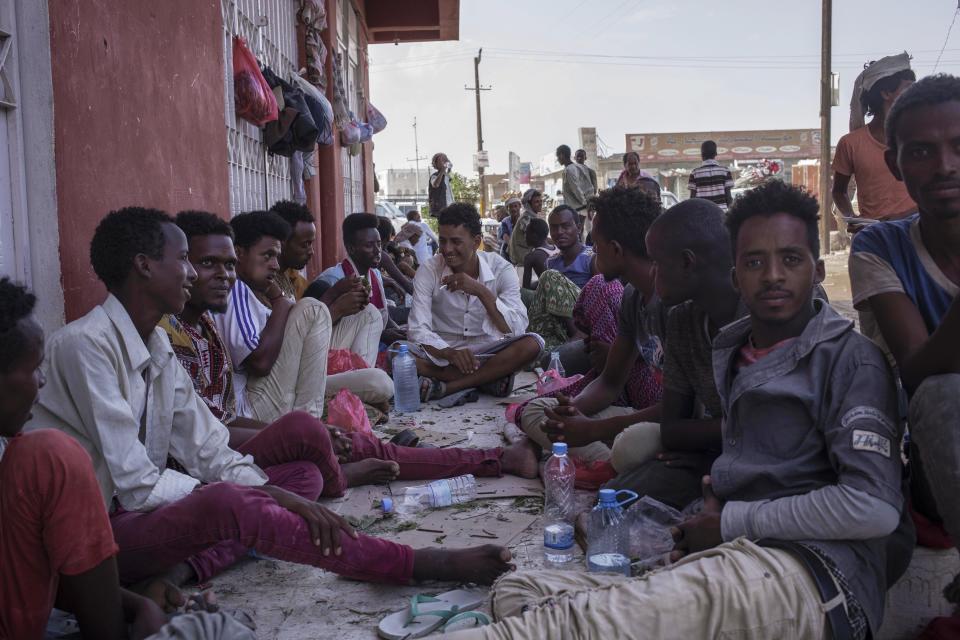 En esta foto del 28 de julio de 2019, migrantes somalíes y etíopes mastican Eat con un hombre yemení mientras duermen en una calle de Ataq, Shabwa, Yemen. (Foto AP/Nariman El-Mofty)