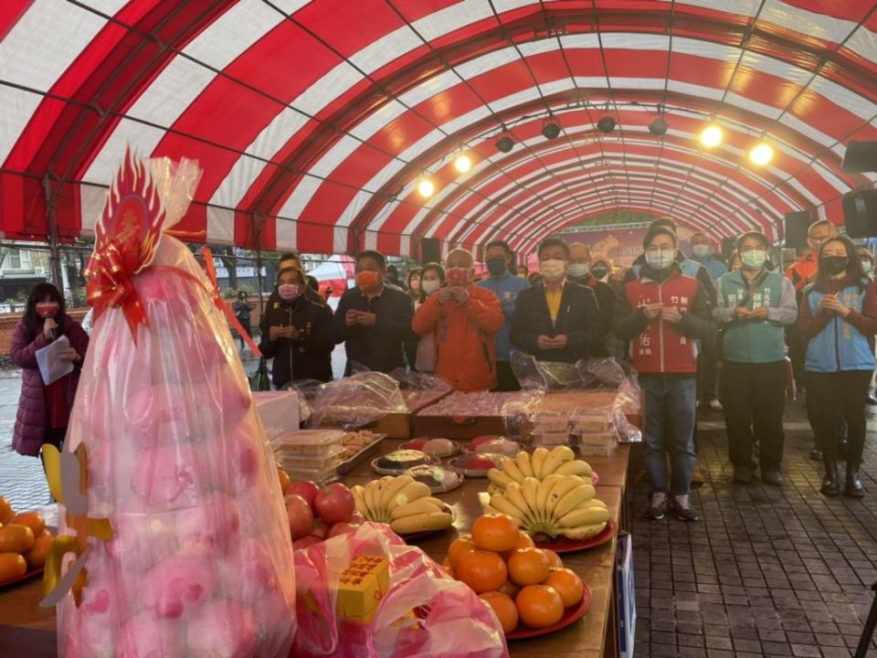 竹北市公所以傳統祭祀敬天慶元宵賀天穿日，由市長何淦銘（左3）主祭，祈求一切平安。(記者彭新茹攝)