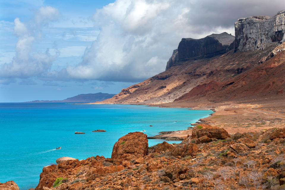 <p>Socotra es la isla principal del archipiélago del mismo nombre, que se encuentra en mitad del mar Arábigo, en el océano Índico, frente a las costas del Cuerno de África y a unos 350 kilómetros al sureste de Yemen, país al que pertenece. (Foto: Getty Images).</p> 