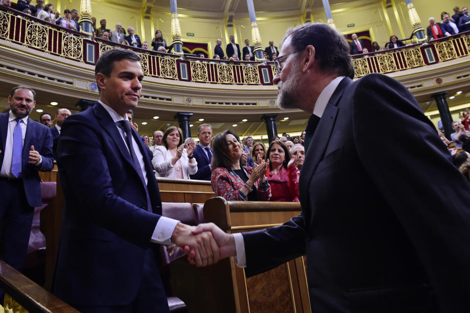 Pedro Sánchez saluda a Mariano Rajoy tras salir adelante la moción. (Pierre Phillipe Marcou/Pool Photo via AP)