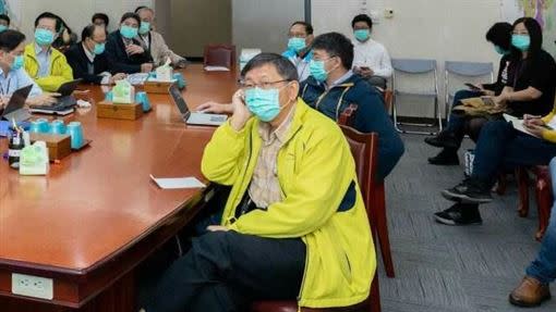 台北市長柯文哲27日下令所有公務機關第一線工作人員全面配戴口罩。（資料照／台北市政府提供）