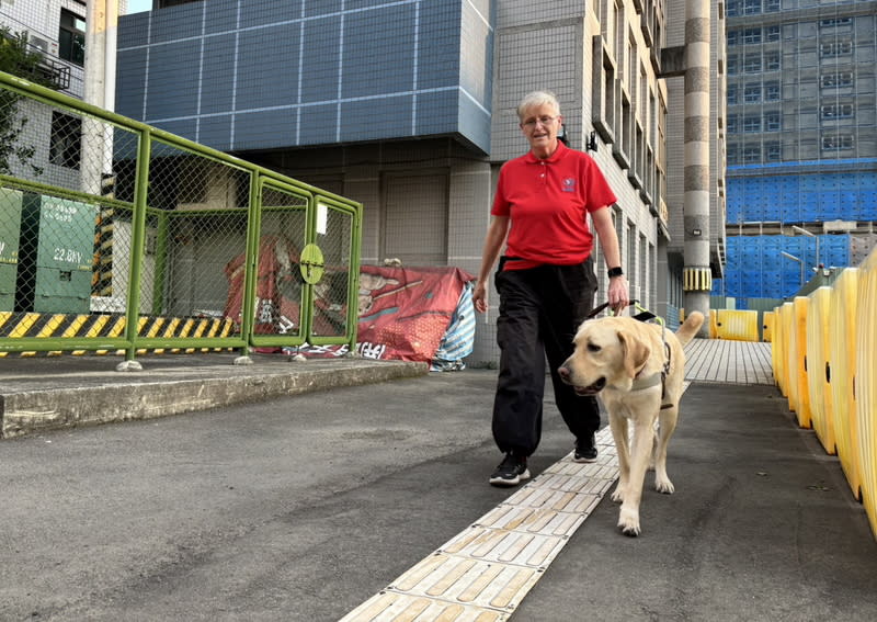 惠光訓練導盲犬執行帶領工作 惠光導盲犬學校訓練服務總監茱莉（Julijana）5日表 示，台灣的人行道狹窄、障礙物多等，且視障者常因 工作忙碌，難以與導盲犬共同訓練，都是挑戰一環。 圖為茱莉帶領培訓中導盲犬，執行帶領視障者工作。 （惠光導盲犬學校提供） 中央社記者黃旭昇新北市傳真  113年3月5日 