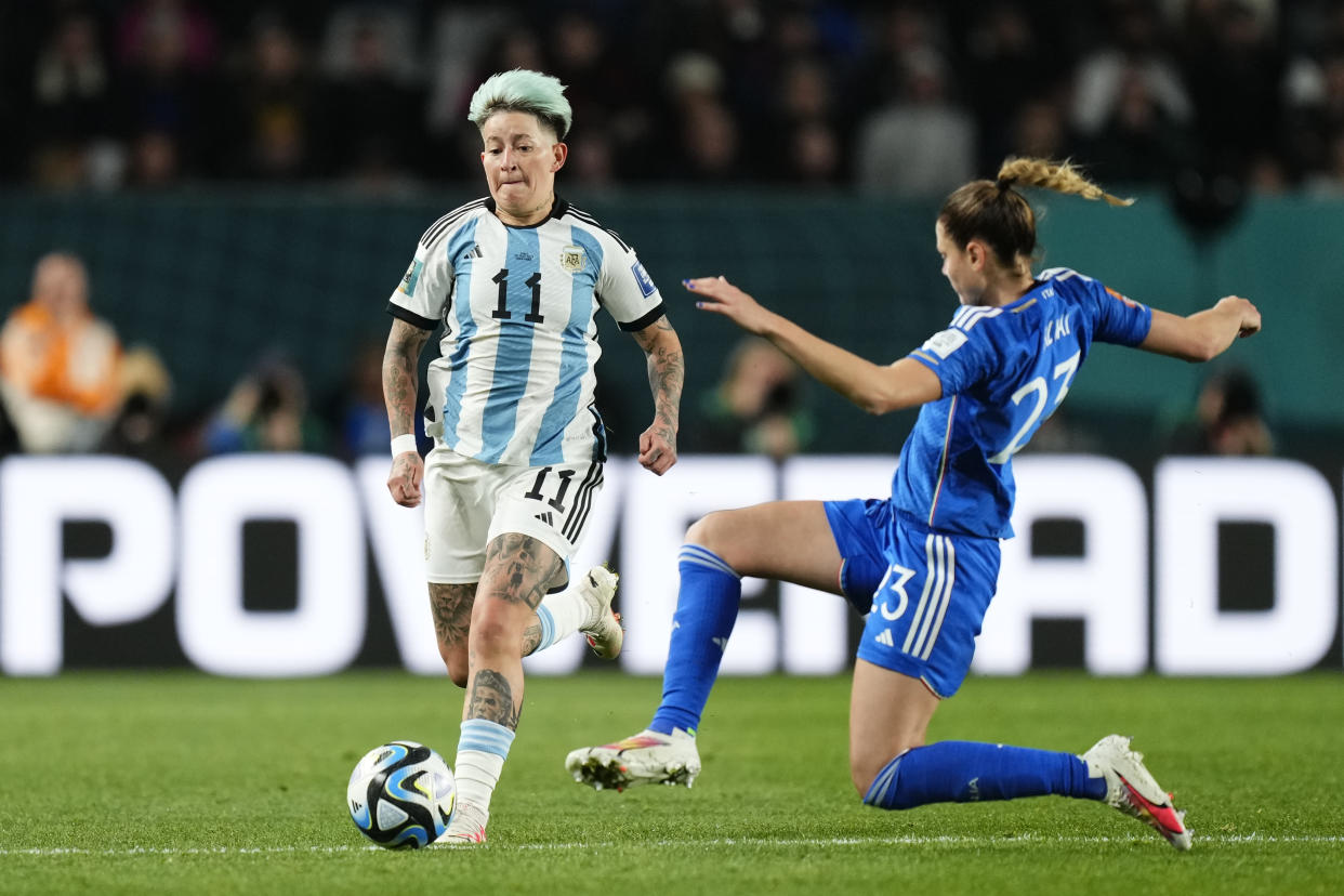 Yamila Rodríguez en el debut de Argentina ante Italia en el Mundial Femenil 2023. En la foto, Cecilia Salvai, de Italia, se barre para detener la carrera de Rodríguez. (José Breton/Pics Action/NurPhoto via Getty Images)