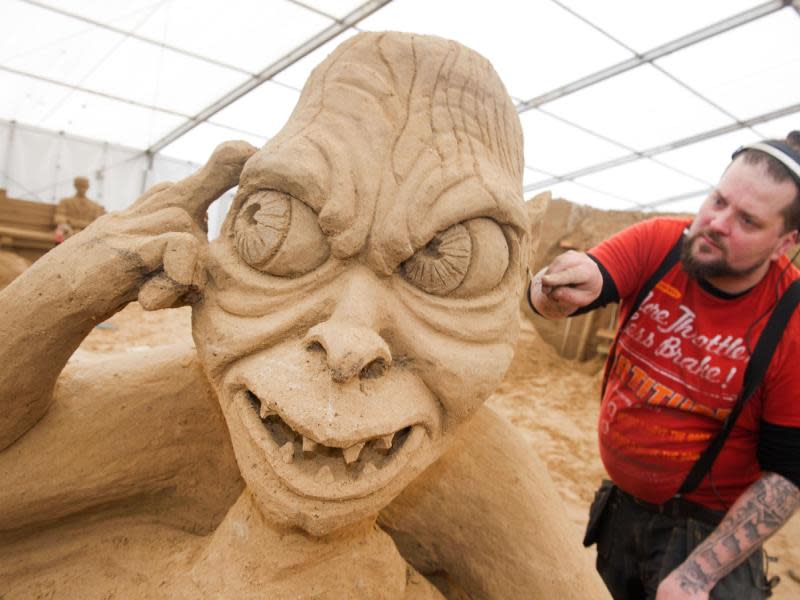 Der Bildhauer Pasi Ahokas arbeitet an der Sandskulptur Gollum aus «Herr der Ringe». Foto: Stefan Sauer