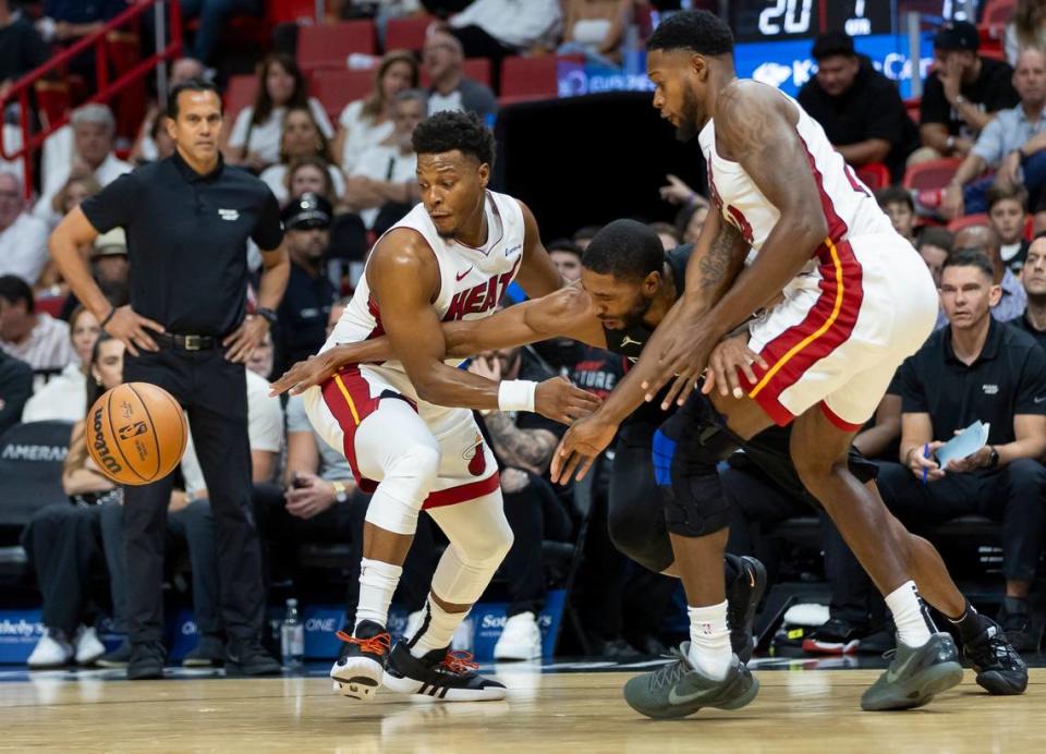 Los jugadores del Heat Kyle Lowry (izq.) y Haywood Highsmith (der.) tratan de tomar un balón perdido en el partido ante los Nets de Brooklyn, celebrado el 1ro de noviembre de 2023 en Miami.