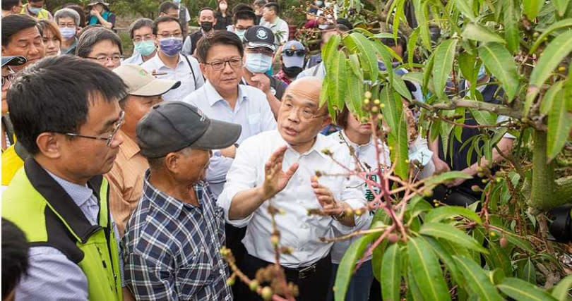 才被說是散財童子，陳吉仲3月28日隨閣揆蘇貞昌赴屏東視察蔥冷鏈設施及芒果薊馬病蟲害時，又宣布了補助農民的方案。（圖／翻攝自潘孟安臉書）