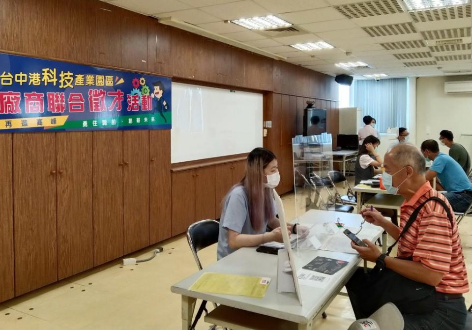 台中港科技產業園區十二日在中港分處三樓訓練教室辦理徵才，想求職及轉職民眾可把握機會。（記者陳金龍攝）
