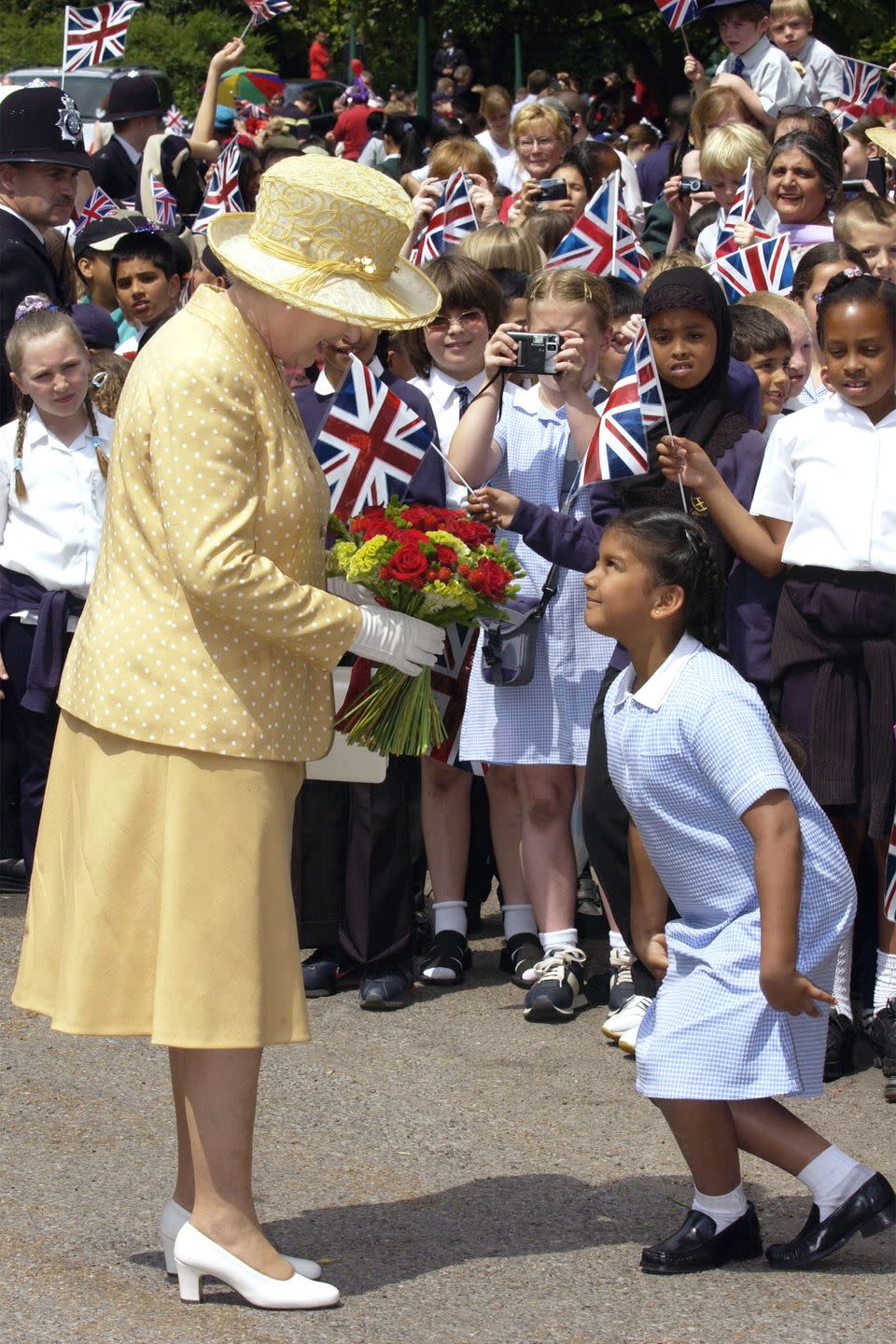 <p>QEII looked delighted to meet a young girl who greeted her with a curtsey. The royal enjoyed a picnic at Gunnersbury Park celebrating the diversity of West London.<br></p>