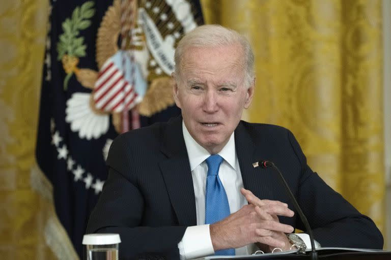 El presidente de Estados Unidos, Joe Biden, habla durante una reunión con la Asociación de Gobernadores de Estados Unidos en la Sala Este, el viernes 10 de febrero de 2023, en Washington. (AP Foto/Manuel Balce Ceneta)