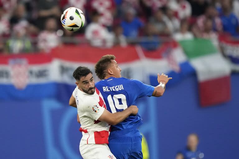 Mateo Retegui, titular por primera vez en la Eurocopa, mantuvo un duro duelo individual con el zaguero Pongracic