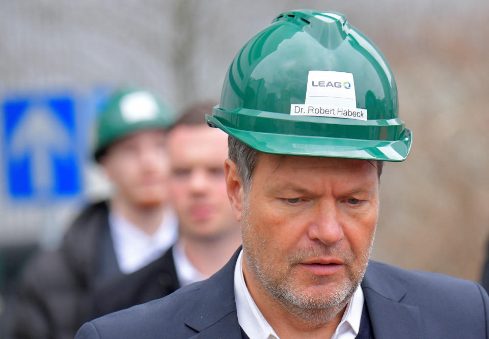 Wirtschaftsminister Robert Habeck (Grüne) beim Besuch beim Besuch des Spremberger Kraftwerks 