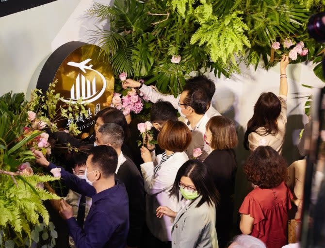 總部大樓開幕式當天，新城集團廣邀互相扶持的業界夥伴們插美麗的鮮花球到背板，象徵眾人對桃園這塊土地的感情與貢獻。（圖/業者提供）