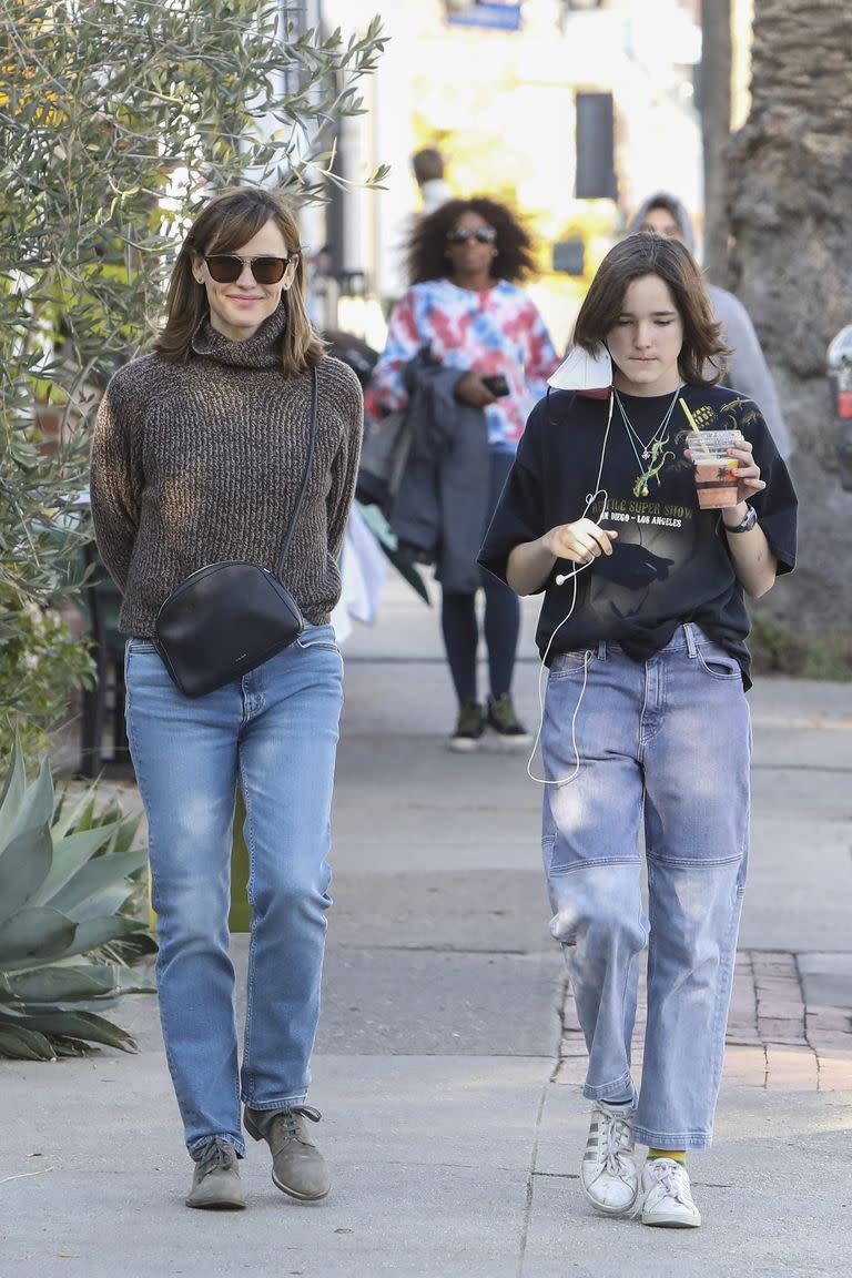 Jennifer Garner estrena nuevo corte de pelo para Navidad. Junto a su hija Seraphina, la actriz salió de compras con un outfit muy casual: una polera de jersey gris, jeans y zapatitos acordonados al tono. 