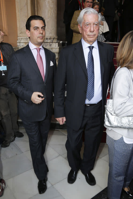 Mario Vargas Llosa con su hijo Gonzalo