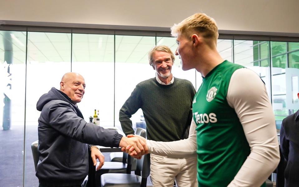 Rasmus Hojlund (shakes hands with Sir Dave Brailsford