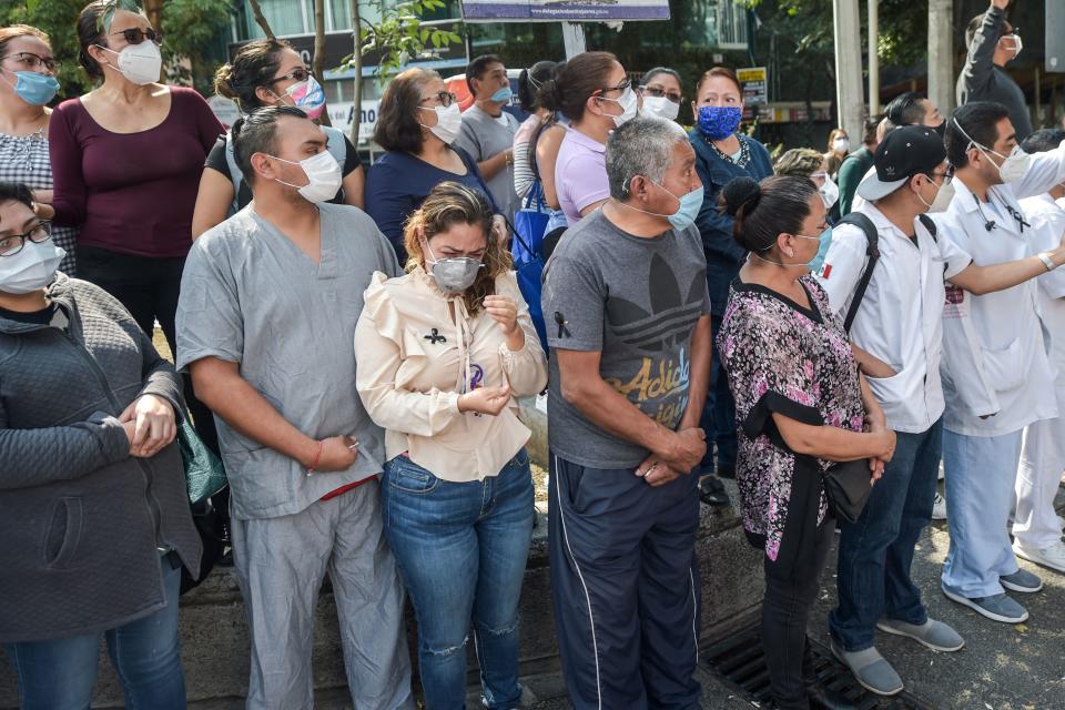 Los trabajadores de salud del hospital "20 de Noviembre" se despidieron de su compañero camillero Hugo López Camacho, quien murió de COVID-19, en la Ciudad de México, el 18 de mayo de 2020.  Foto de PEDRO PARDO / AFP a través de Getty Images.