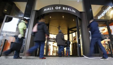 People walk into the the Mall of Berlin shopping centre in Berlin, December 10, 2014. REUTERS/Fabrizio Bensch/Files