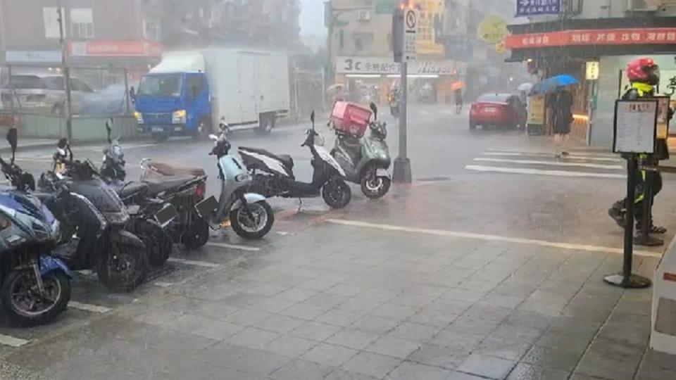 原PO透露當時正下著雨。（示意圖與本文無關／東森新聞）