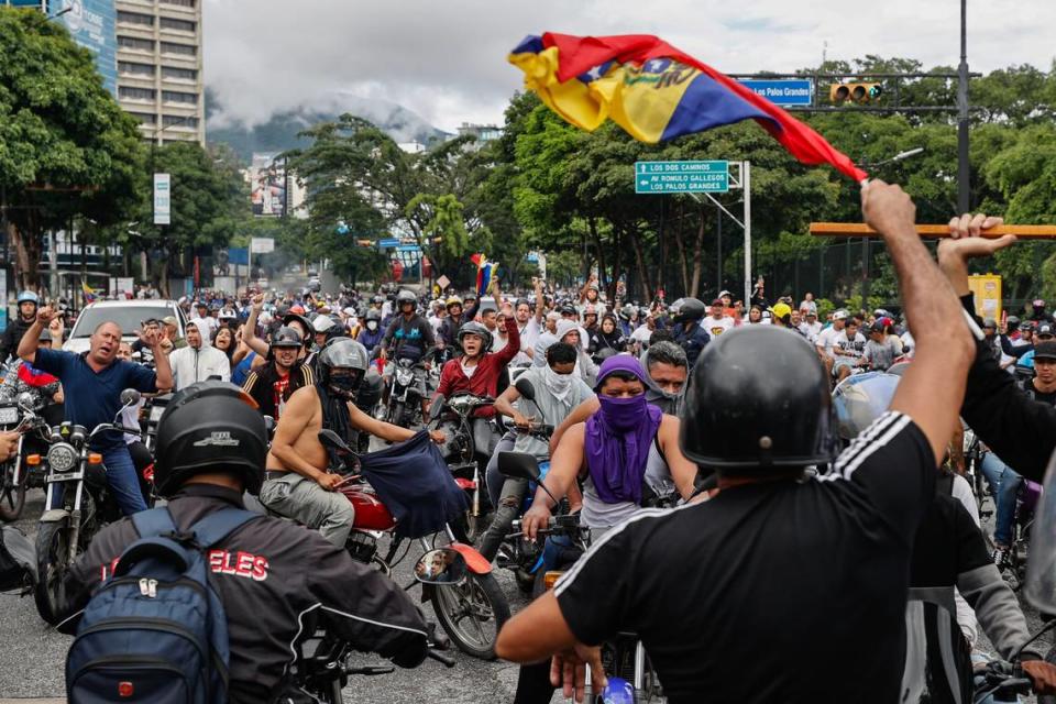 Cientos de motoristas protestan el 29 de julio en Caracas luego de que el Consejo Nacional Electoral (CNE) proclamara a Nicolás Maduro como presidente reelecto de Venezuela, tras los comicios celebrados este 28 de julio. / Hundreds of motorcyclists protest on July 29 in Caracas after the National Electoral Council (CNE) proclaimed Nicolás Maduro as the re-elected president of Venezuela, following the July 28 elections.