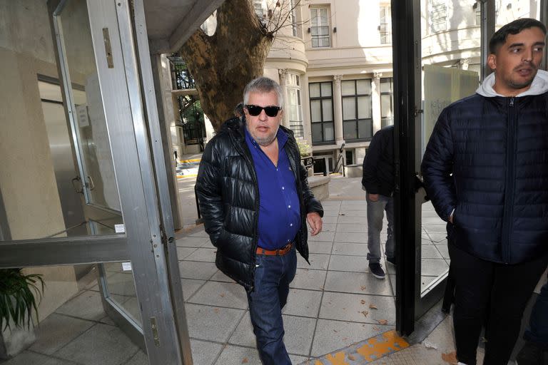 Carlos Stornelli lució anteojos de sol y camisa azul francia para votar