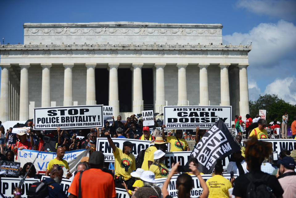 Tausende Menschen versammelten sich am Jahrestag von Martin Luther Kings berühmter Rede in Washington D.C., um gegen Rassismus zu demonstrieren. (Bild: Astrid Riecken For The Washington Post via Getty Images)