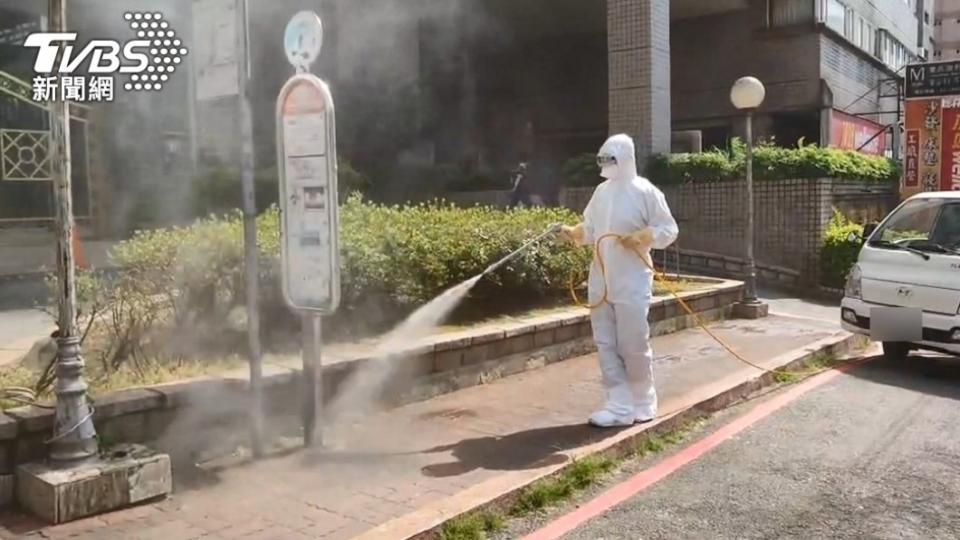 近日本土個案足跡遍布多個縣市，各地急忙消毒。（圖／TVBS）