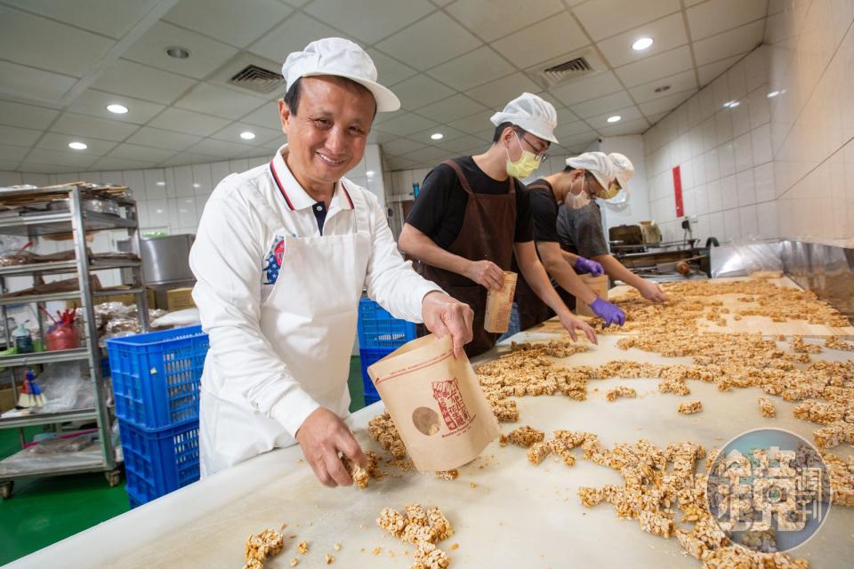 陳錦村研發出減糖7成的花生糖，成功翻轉幫人代工的低利模式，也發揚了父親的事業。