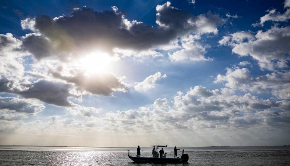 Pescadores lanzan sedales en la bahía de la Florida, el martes 23 de abril de 2024.
