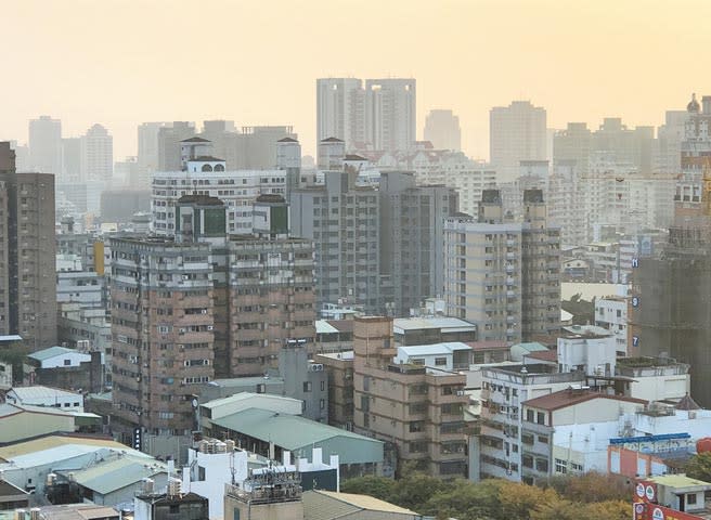 每年秋冬受鋒面影響境外汙染移入，全台進入空汙好發季，台中市政府環保局成立專案小組深度稽查。（陳世宗攝）