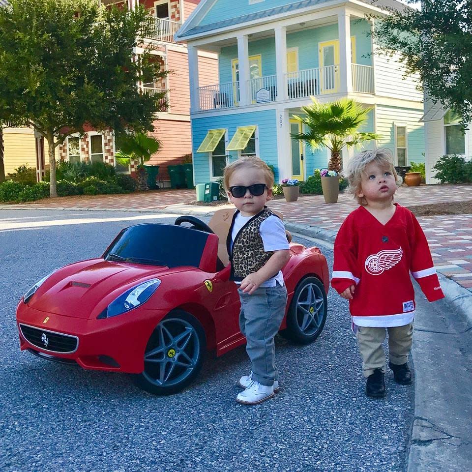 Twin toddlers Charlie and Row channeled Ferris Bueller and Cameron Frye for a cute Halloween photo shoot.&nbsp; (Photo: Lauren Willis)