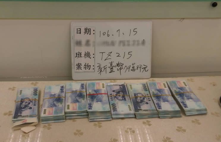 洗錢防制法新制實施後，已經有多起旅客因為不清楚新規定，攜帶超額貨幣遭沒入。兩名新加坡籍女子攜帶新台幣99萬8000元現鈔離境，被依法沒入79萬8000元。（中央社/航警局提供）