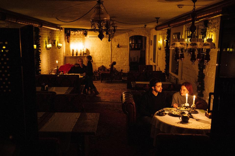 <p>Los cortes son tan habituales que los habitantes de Kiev ya se han acostumbrado a ellos y tratan de hacer vida normal, como ir a cenar a restaurantes. (Foto: Dimitar Dilkoff / AFP / Getty Images).</p> 