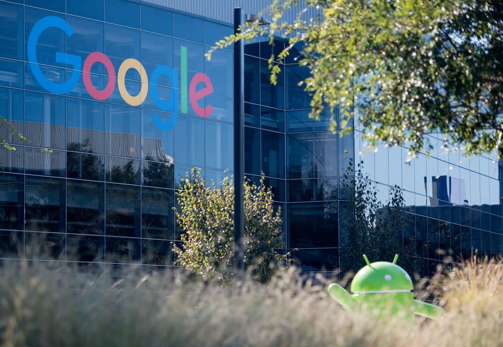 Un logotipo de Google y una estatua de Android se ven en Googleplex en Menlo Park, California. (AFP via Getty Images)