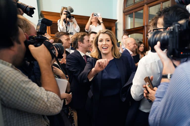 La parlamentaria británica Penny Mordaunt, centro, lanza su campaña para líder del Partido Conservador y primera ministra en el Cinnamon Club, en Westminster, Londres, miércoles 13 de julio de 2022. (Stefan Rousseau/PA via AP)