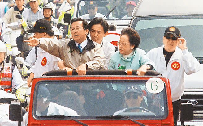陳水扁總統（左）與副總統呂秀蓮（右）2004年3月19日在台南市遇襲，搭乘的吉普車擋風玻璃左下角，清晰彈孔可見。（本報資料照片）