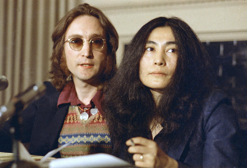 John Lennon e Yoko Ono alle Bermuda, 2 aprile 1973, . (AP Foto, Archivo)