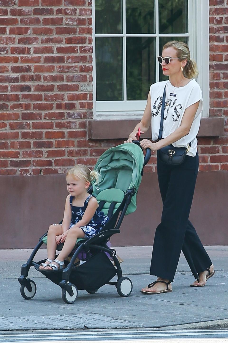 <p>Vimos a la actriz paseando a su hija con un cómodo y chic look de pantalón negro, camiseta oversized y minibolso de <strong>Dior</strong>. </p>