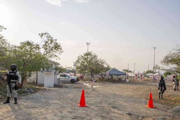 guardia nacional vigila el parque donde se cayó un escenario durante un mitin de movimiento ciudadano