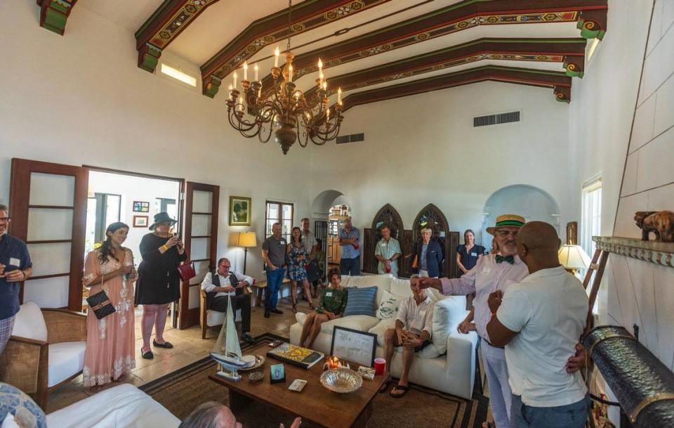 Jeffrey Saadeh (segundo desde la derecha) de la Junta de Preservación Histórica, dirige un recorrido en la sala de estar de una casa construida en 1925 por Kiehnel and Elliot, propiedad de Todd Leoni, ubicada en 284 NE 96th Street en Miami Shores. Mientras la ciudad celebra su centenario, los propietarios están abriendo sus casas.