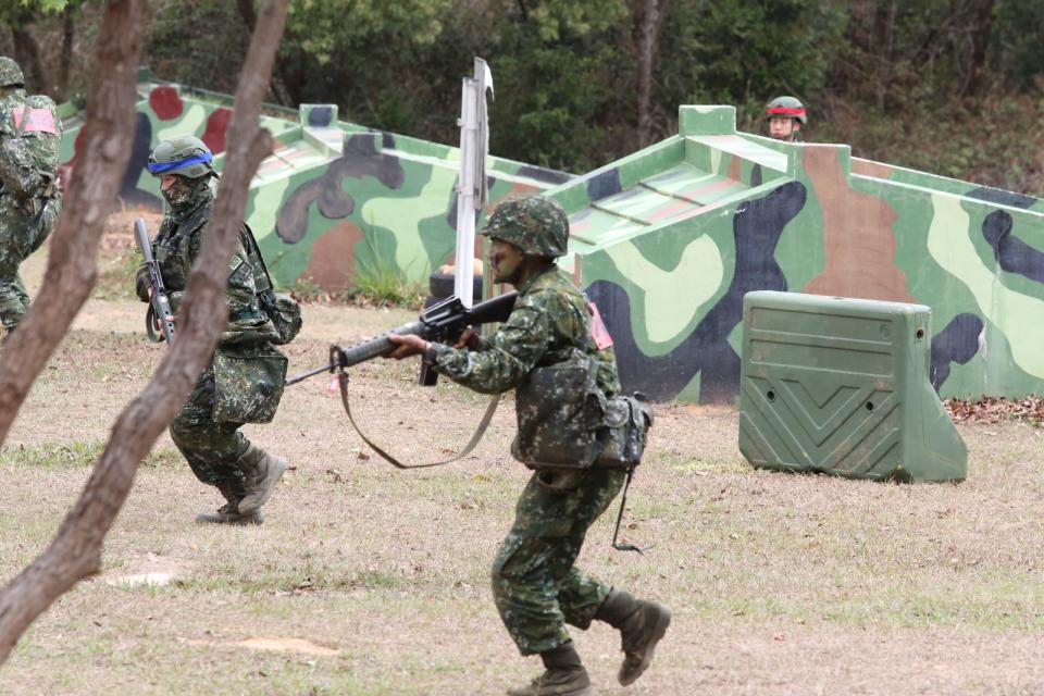 國軍兵役改革後首梯次的一年期義務役新兵訓練、陸軍2226梯次於2024年3月進行期末鑑測，在台中成功嶺進行戰術行軍、震撼教育、戰傷救護等項目。郭宏章攝