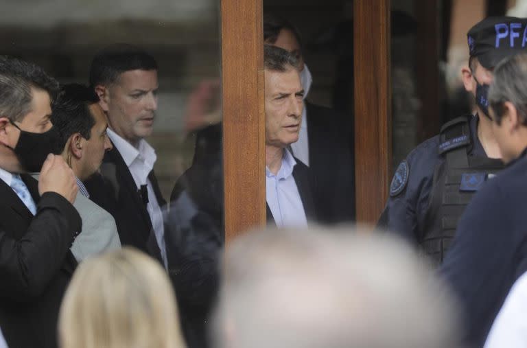 Macri saliendo de los tribunales de Dolores