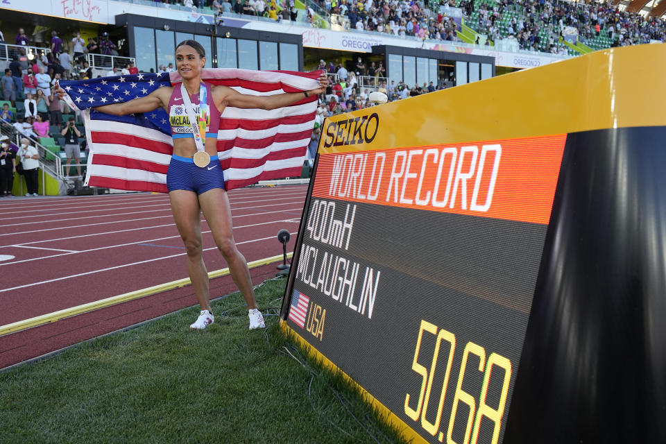 La estadounidense Sydney McLaughlin celebra tras ganar la final de los 400 metros con vallas en el Mundial de atletismo, el viernes 22 de julio de 2022, en Eugene, Oregon (AP Foto/David J. Phillip)