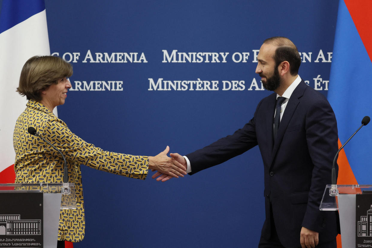 Catherine Colonna et son homologue arménien Ararat Mirzoyan se serrant la main à la fin d’une conférence de presse commune à Erevan, en Arménie, le 3 octobre 2023. 